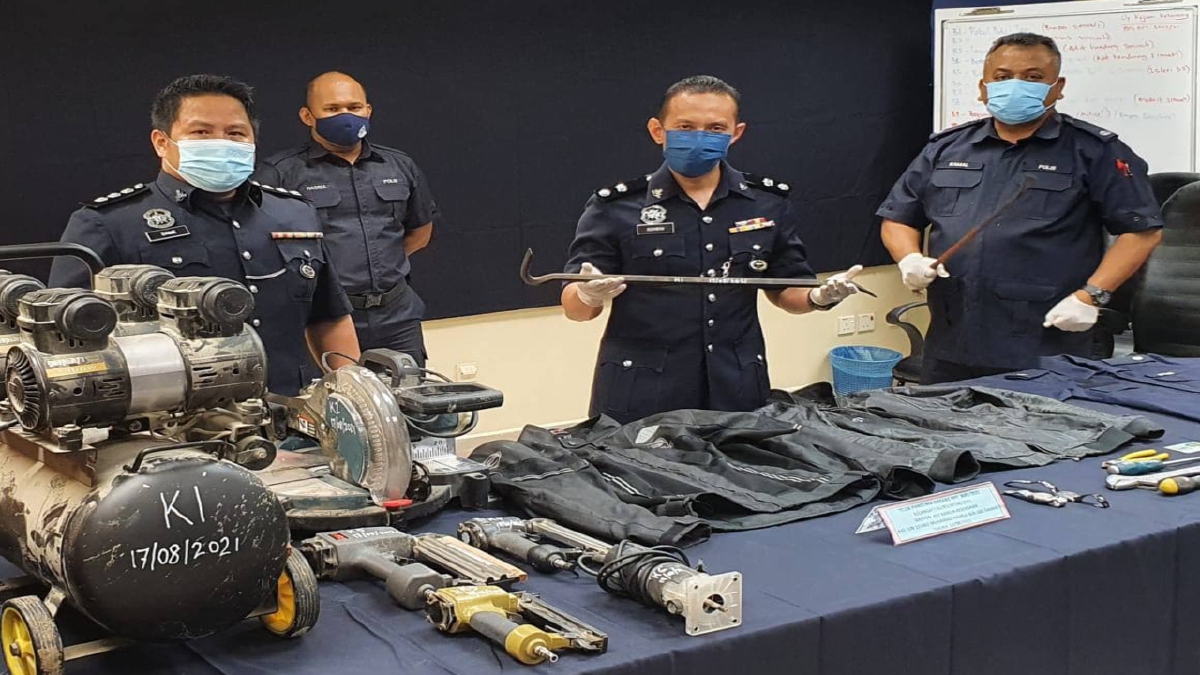 AHMAD Ridhwan dan pegawainya menunjukkan sebahagian daripada barang yang dirampas susulan penahanan tujuh ahli Geng Deva. FOTO Ihsan IPD Kuala Langat.