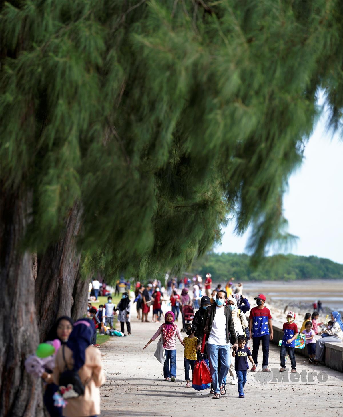 Orang ramai mengambil kesempatan cuti hujung minggu beriadah di Pantai Morib. FOTO NSTP