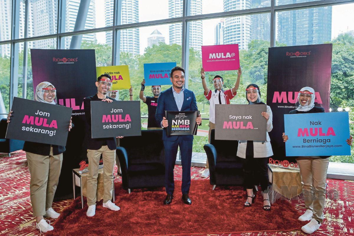 RADZ  (tengah) melancarkan Program Virtual Online Bina Bisnes Berjaya - Edisi Khas Nak Mula Berniaga (NMB) di Pusat Konvensyen Kuala Lumpur.