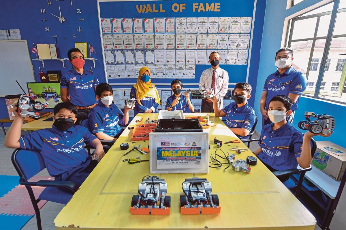 HISHAMMUDIN (berdiri,  dua dari kanan)  bersama ahli Kelab Robotik SK Putrajaya Presint 11 (3) terdiri dari Muhammad Zarif Hasrul Disha, 11, Harraz Ikram Harris Ong, 13, Muhammad Shahmi Mohamed Syamsuddi, 13, Qhalif Hasbi Iman Mohd Khairi, 13, Muhammad Hafiz Irfan Mohd Hafizal, 11.  FOTO Bernama