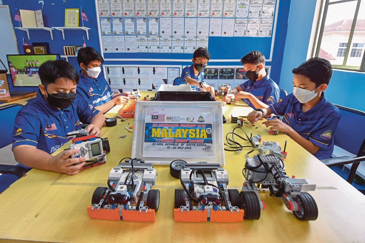 AHLI Kelab Robotik SK Putrajaya Presint 11 (3)  menguji kemampuan robot dihasilkan menggunakan komponen lego serta melalui pengaturcaraan komputer. FOTO Bernama