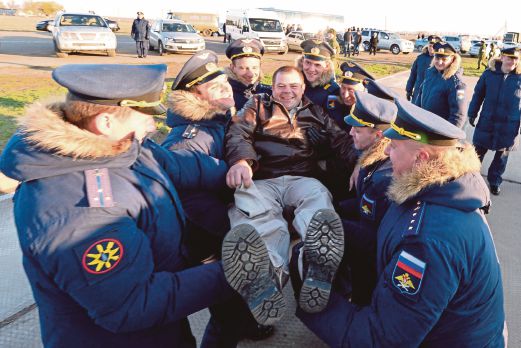ANGGOTA tentera Russia menyambut kepulangan rakan mereka yang juga juruterbang selepas tiba dari Syria di Primorsko-Akhtarsk.