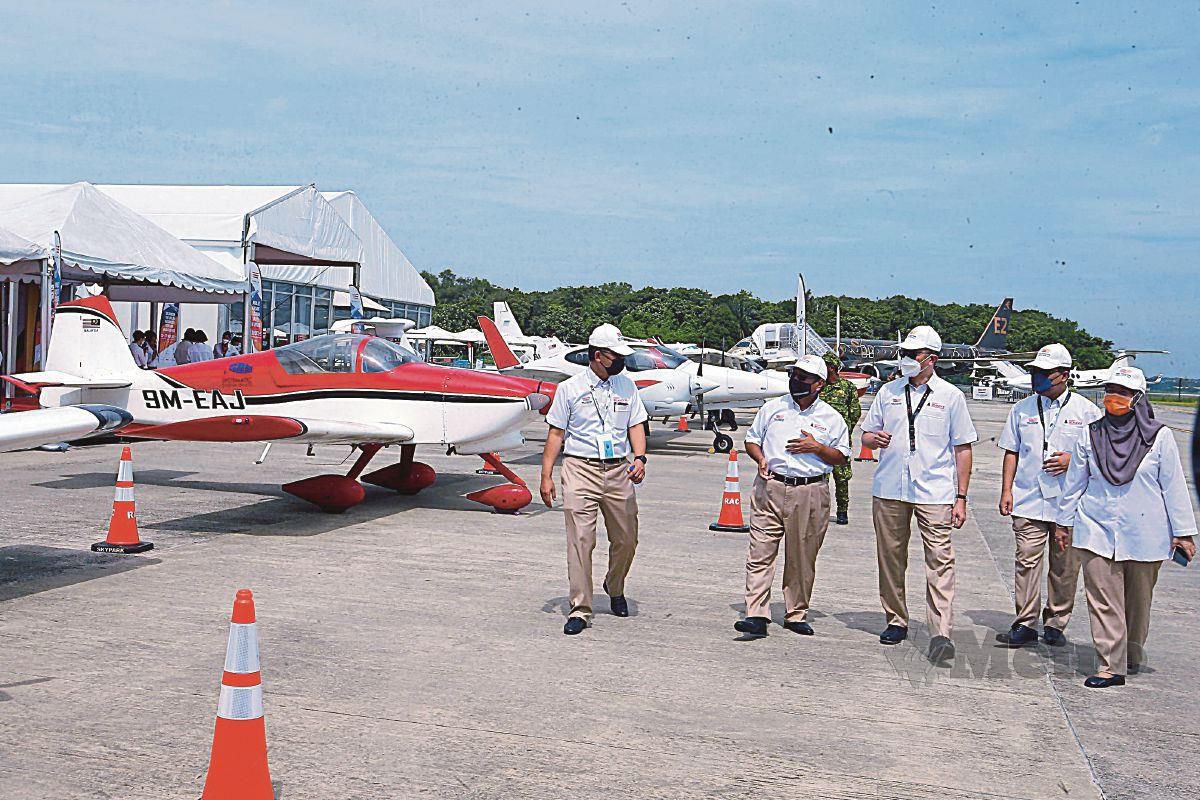 CHANG Khim (tengah) diiringi  Hasan (kiri) melawat pameran kapal terbang ketika Perasmian Selangor Aviation Show 2021 di Skypark Regional Aviation Centre, Shah Alam, semalam.