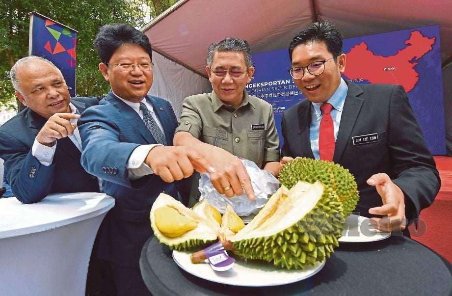 SALAHUDDIN (dua dari kanan) bersama Sim (kanan) melihat durian sejuk beku yang dieksport ke China.