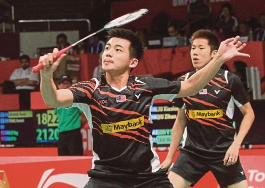 BEREGU Wee Kiong (kiri), V Shem singkirkan juara bertahan.