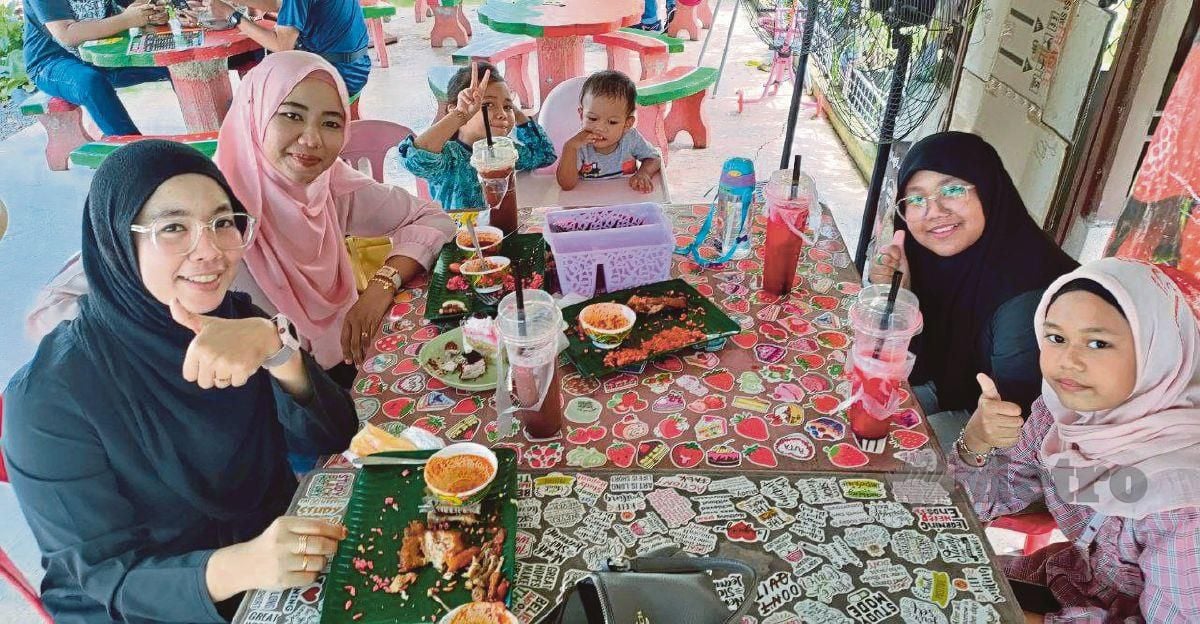 PELANGGAN yang berkunjung bersama keluarga berpuas hati dengan makanan berasaskan strawberi di  Warung Strawberi Cik Haza.