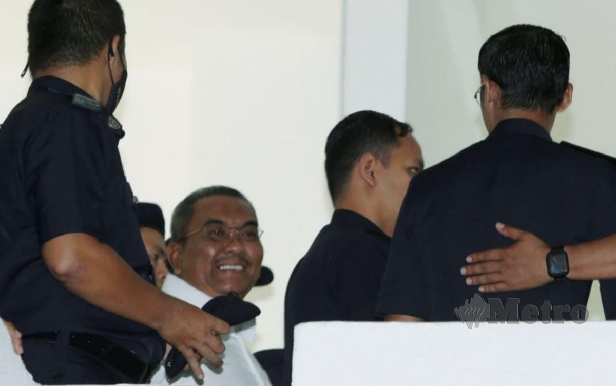Muhammad Sanusi (berbaju putih) hadir di Mahkamah Selayang atas tuduhan berkaitan Akta Hasutan. FOTO Aswadi Alias.