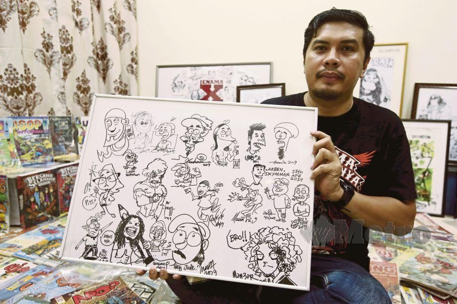 Salehuddin menunjukkan  lukisan pelukis majalah lawak tempatan yang disimpannya. 