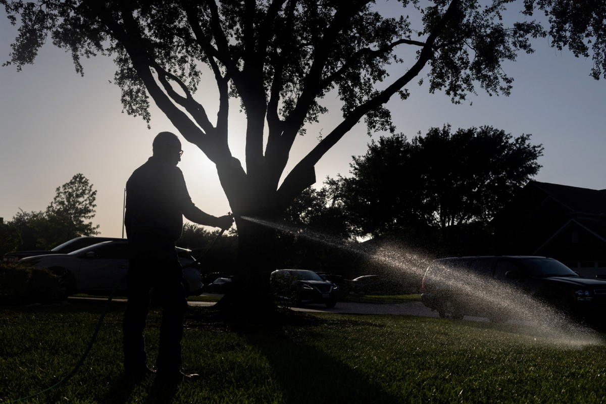 CIDRONIO Rubio menyiram air di laman rumah berikutan gelombang haba di Pasadena, Texas, AS. FOTO Reuters.