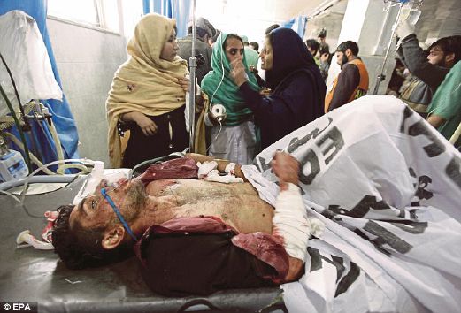  SEORANG pelajar yang cedera dalam serangan itu dirawat di hospital di Peshawar. 
