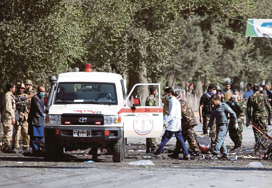 ANGGOTA keselamatan membawa mayat mangsa ke hospital. FOTO Reuters