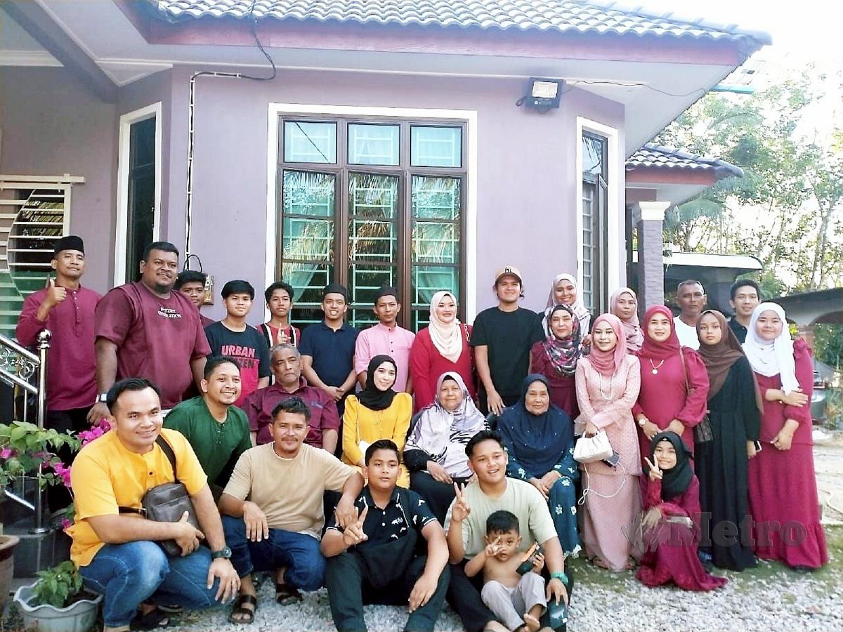 GAMBAR kenangan keluarga besar Mohd Tarmize di rumah baharu ibu bapanya.