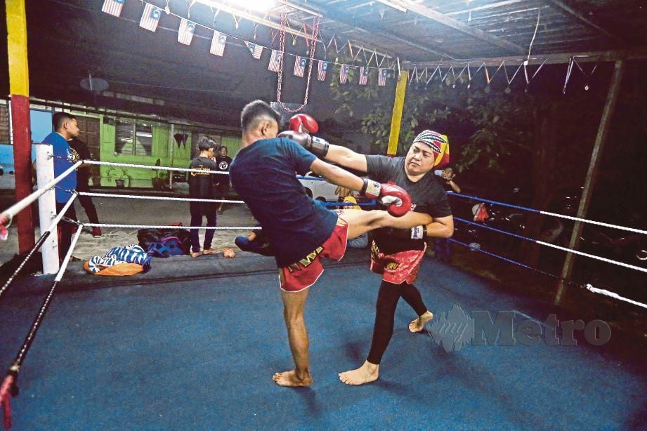 MAZLINDAWATI kekal menjalani latihan Muay Thai walaupun sudah mencapai berat badan ideal.