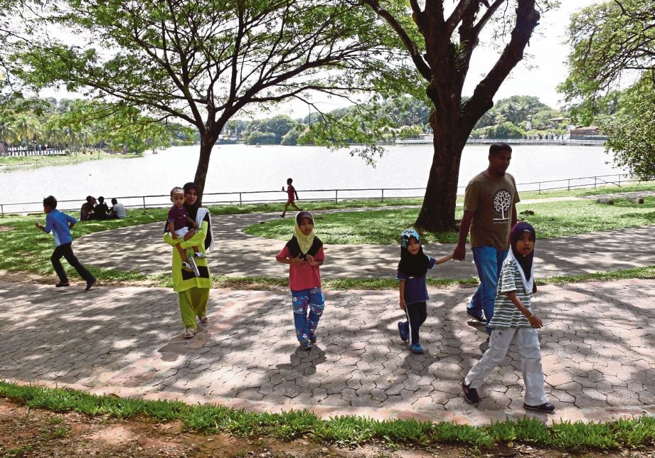 IBU bapa mengambil kesempatan pada cuti sekolah membawa anak mereka melakukan aktiviti riadah di Taman Tasik Seksyen 14 Shah Alam. 