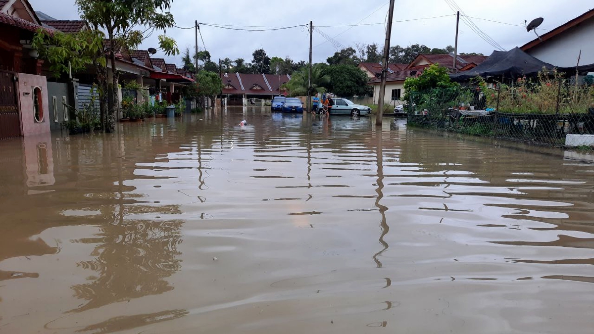 KEADAAN banjir di Taman Impian Perdana, Kuantan. FOTO Asrol Awang