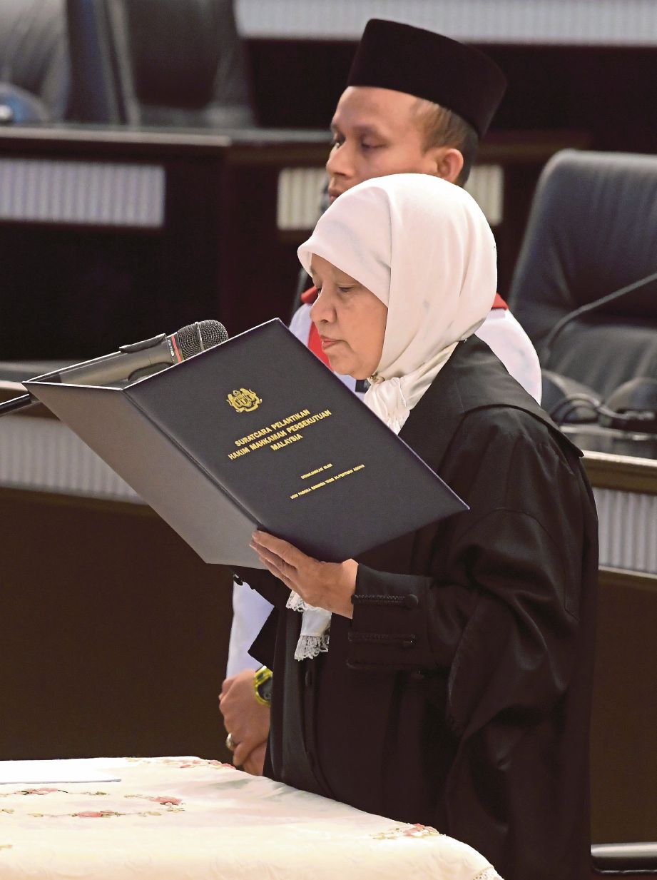  Zaharah   mengangkat sumpah jawatan   Hakim Besar Malaya pada Majlis Angkat Sumpah Jawatan dan Taat Setia  di Istana Kehakiman, semalam. 