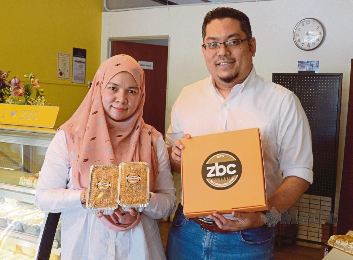 TAUFIK   dan Zetty Nurakmal Azura menunjukkan produk keluaran ZBC Bakery.