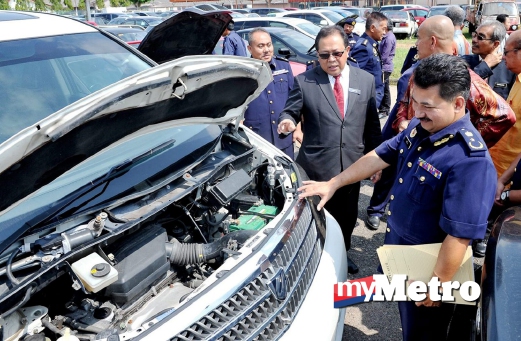 KETUA Pengarah Jabatan Pengangkutan Jalan Malaysia, Datuk Seri Ismail Ahmad (tengah) memeriksa sebahagian kereta mewah yang disita Jabatan Pengangkutan Jalan (JPJ) selepas majlis lelongan kereta dan motorsikal di Jabatan Pengangkutan Jalan (JPJ) Panji, Pengkalan Chepa. FOTO Nik Abdullah Nik Omar.