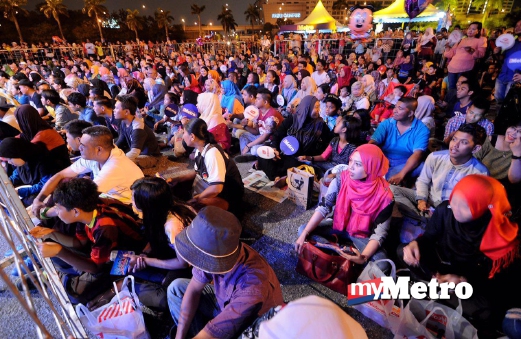 ANTARA pengunjung yang hadir menyaksikan Konsert YEOS Metro Patriot Akim and The Majistret. FOTO Mohd Asri Saifuddin Mamat
