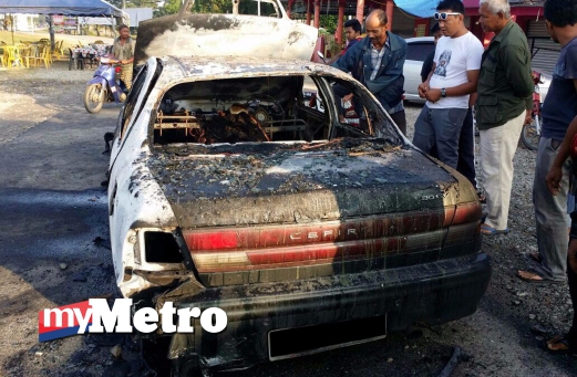 KEADAAN kereta jenis Nissan Cefiro dipercayai terbabas dan terbakar bersama seekor lembu di dalamnya di Kampung Bukit Kenak, dekat sini, awal pagi semalam. FOTO Mohammad Ishak