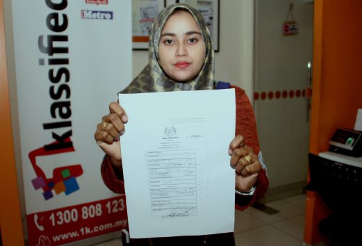 Siti Fairus  menunjukkan salinan sijil kelahirannya.