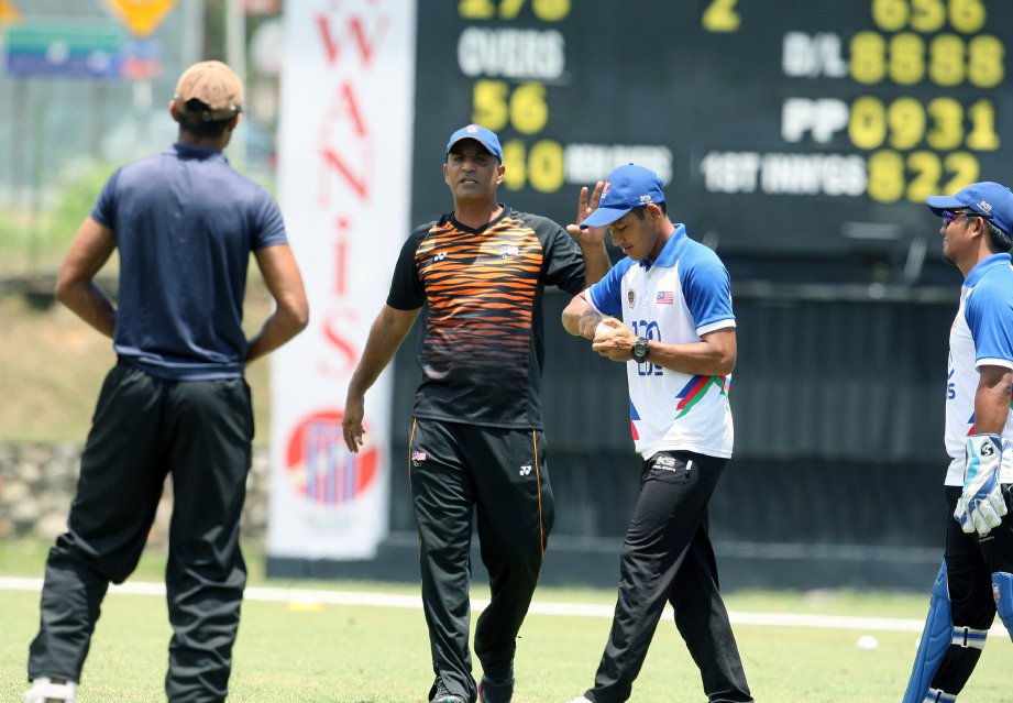 JURULATIH Malaysia, Bilal Asad (dua dari kiri) mamantau anak buahnya berlatih  menjelang aksi kriket lelaki Sukan SEA KL2017 di Kinrara Oval.  