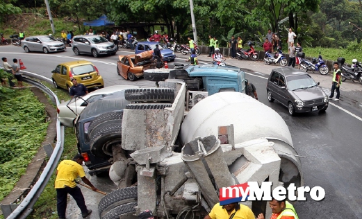 KEMALANGAN membabitkan lapan buah kenderaan termasuk sebuah motosikal di Jalan Bukit Genting, Balik Pulau. FOTO Ramdzan Masiam 