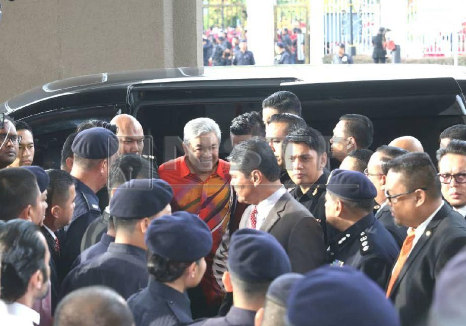 AHMAD Zahid tiba di Kompleks Mahkamah Kuala Lumpur. FOTO Eizairi Shamsudin