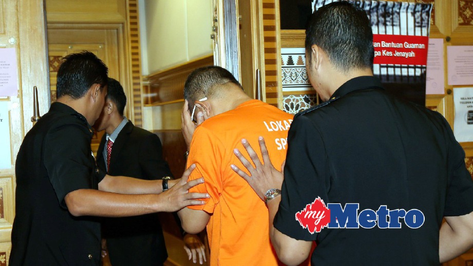 SUSPEK dibawa oleh pegawai SPRM untuk mohon perintah tahanan reman di Mahkamah Majistret Putrajaya. FOTO Abd Rahim Rahmat