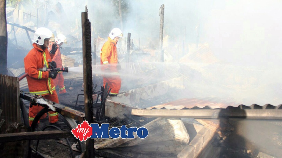 ANGGOTA bomba mengawal kebakaran di Kampung Pituru. FOTO  Erdiehazzuan Ab Wahid