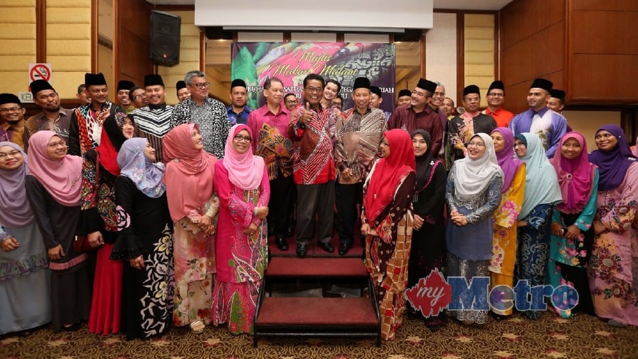 A Latiff Awang (tengah) bersama ahli persatuan pegawai syariah pada majlis Makan Malam Sempena Penubuhan Persatuan Pegawai Syariah Negeri Terengganu. FOTO Mohd Syafiq Ridzuan Ambak