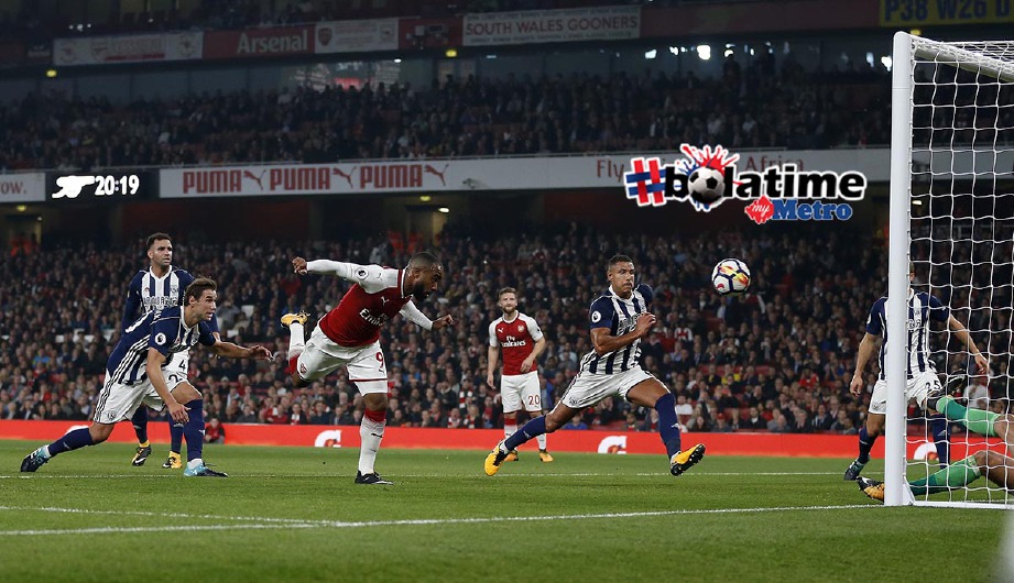 LACAZETTE (tiga kiri) menanduk masuk gol pertama Arsenal. - Foto AFP
