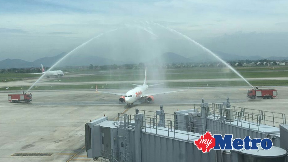 PESAWAT Malindo Air OD 571 diberi penghormatan ketika pendaratan sulung di Lapangan Terbang Antarabangsa Noi Bai, Hanoi. FOTO Norizuan Shamsuddin