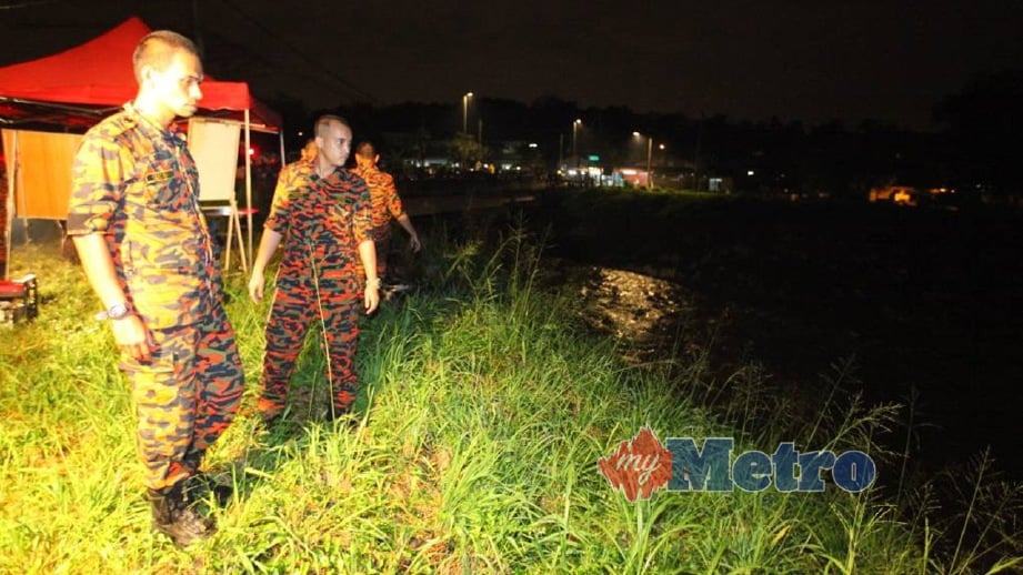 ANGGOTA Bombaberusaha mencari mangsa dikhuatiri lemas. FOTO Mahzir Mat Isa