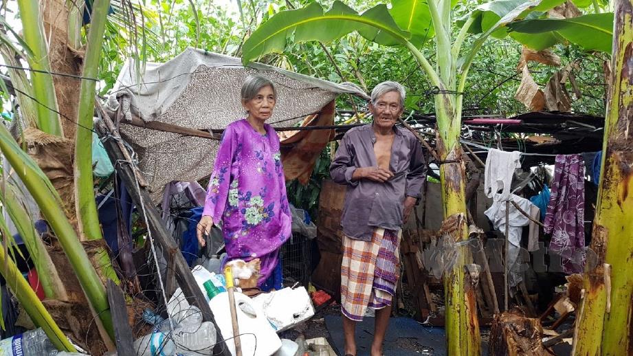 SUAMI isteri warga emas yang tinggal di pondok di Jalan Damai, sejak empat tahun lalu. FOTO Abdul Rahemang Taiming