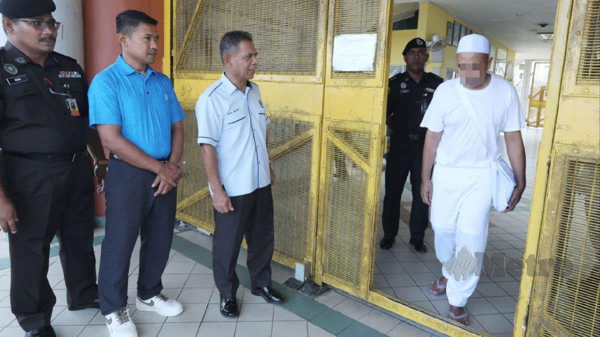 RAJA Mohd Amazon (dua kanan) bertemu banduan yang mendapat pembebasan awal 14 hari di Penjara Penor. FOTO Mohd Rafi Mamat