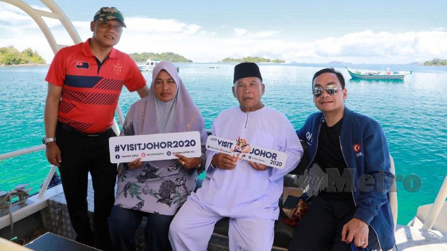 ONN Hafiz (kanan) bersama Ketua Kampung Pulau Tinggi, Rossana Hussin (dua kiri) ketika lawatan ke pulau itu. FOTO ihsan Jawatankuasa Pelancongan, Belia dan Sukan Johor