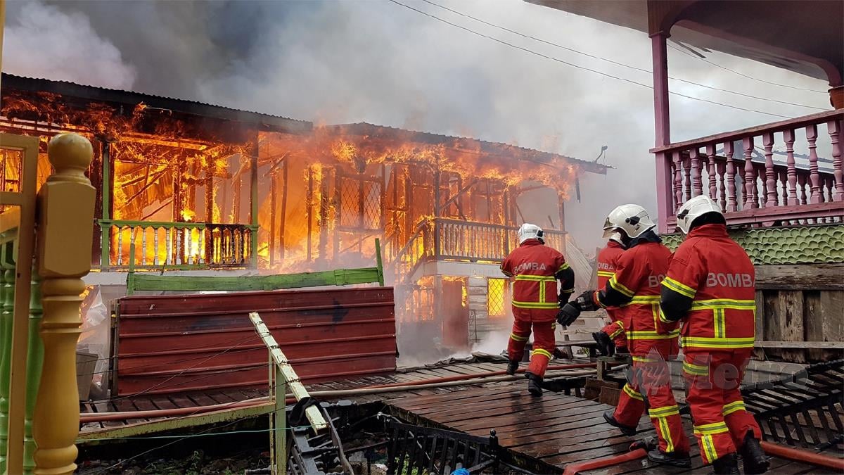ANTARA rumah yang terbakar di Kampung Titingan. FOTO Abdul Rahemang Taiming