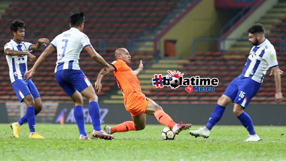 PEMAIN PKNS FC, Mahalli Jasuli (dua kanan) dihalang tiga pemain Felda United FC pada perlawanan Piala Malaysia 2018 di Stadium Shah Alam. FOTO Zunnur Al Shafiq