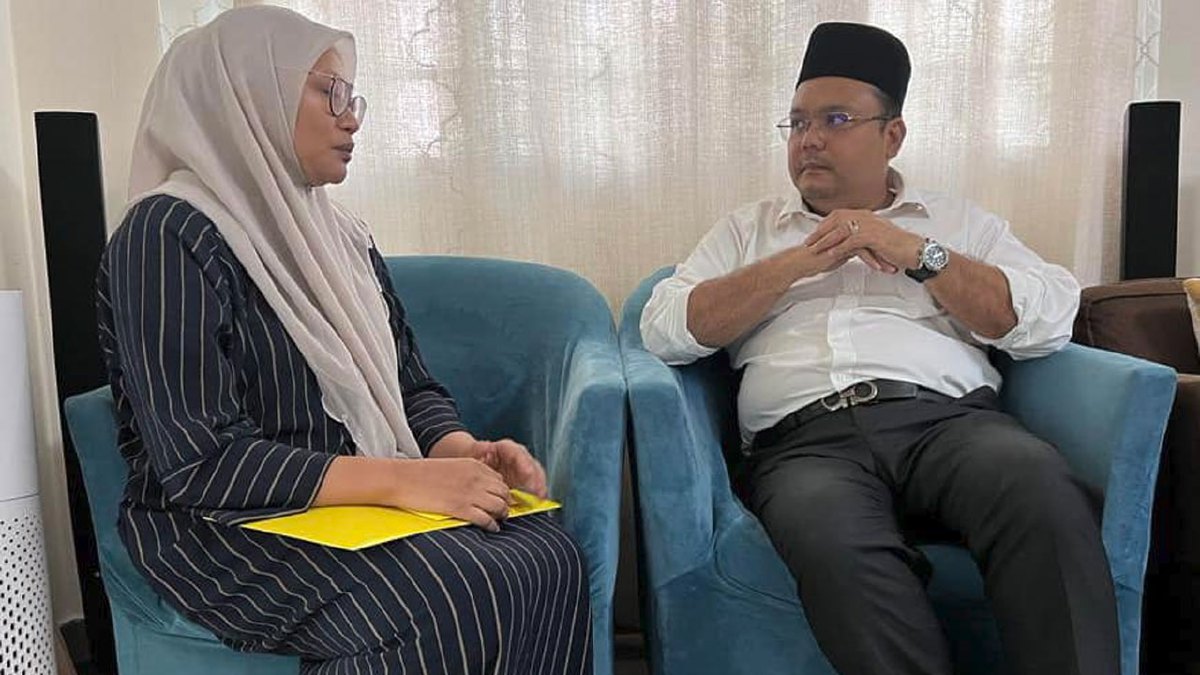 AZUAN Effendi (kanan) menyampaikan sumbangan peribadi Al-Sultan Abdullah kepada Adlina Aisyah. FOTO Facebook Istana Negara
