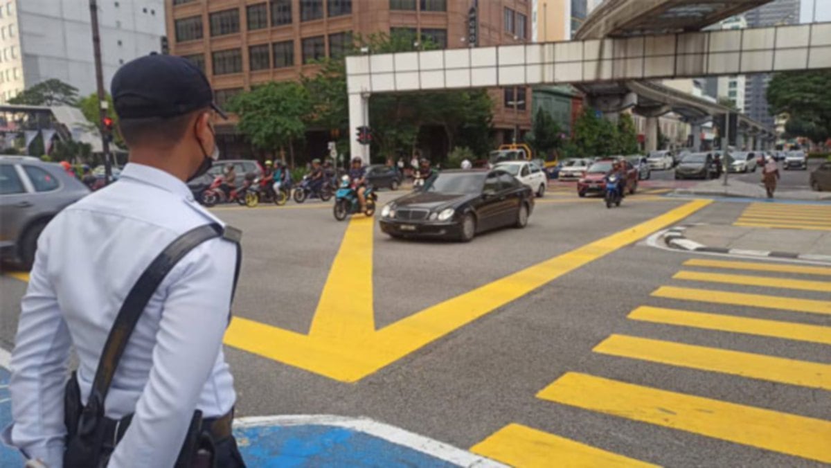 Anggota Jabatan Siasatan dan Penguatkuasaan Trafik (JSPT) Kuala Lumpur melakukan pemantauan dalam Op Hormat Undang-Undang Fasa 2. FOTO ihsan Polis