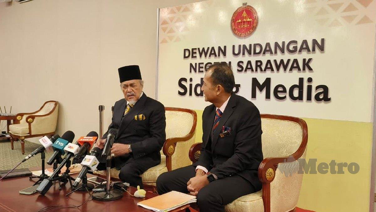 MOHAMAD Asfia (kiri) pada sidang media. FOTO Mohd Roji Kawi
