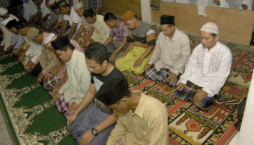 Jemaah tarekat Naqsabandiyah di Padang, Indonesia, melakukan solat sunat Aidil Adha pagi tadi. - Foto daerah.sindonews.com/Istimewa
