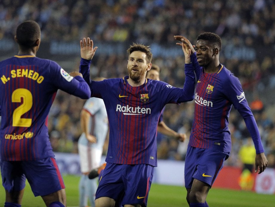 LIONEL Messi (tengah) meraikan gol jaringan Ousmane Dembele (kanan) ketika menentang Celta Vigo di Stadium Balaidos. - Foto EPA-EFE