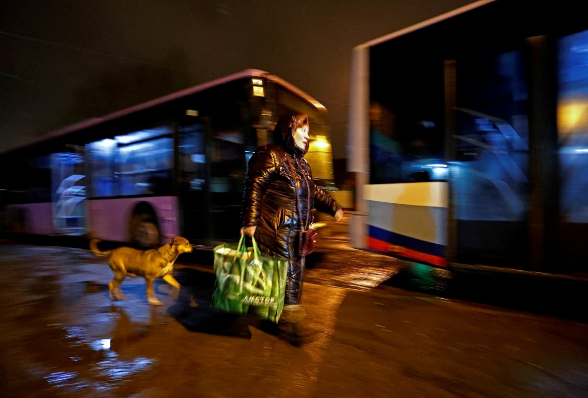 WANITA menaiki bas khas untuk pemindahan penduduk Donetsk. FOTO Reuters. 