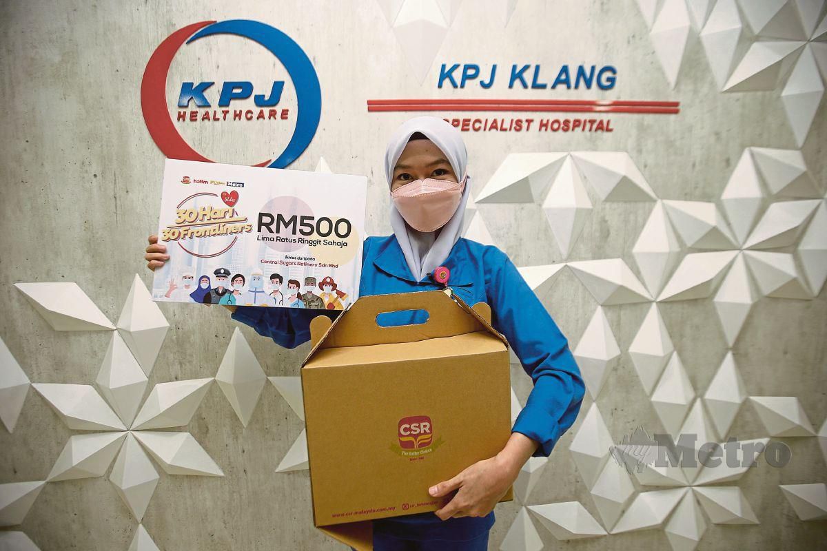 NUR Syasya Izzati bersama hadiah  kemenangan dan sumbangan yang diterima  sempena program 30hari30fronliners di Hospital KPJ Klang. FOTO FAIZ ANUAR