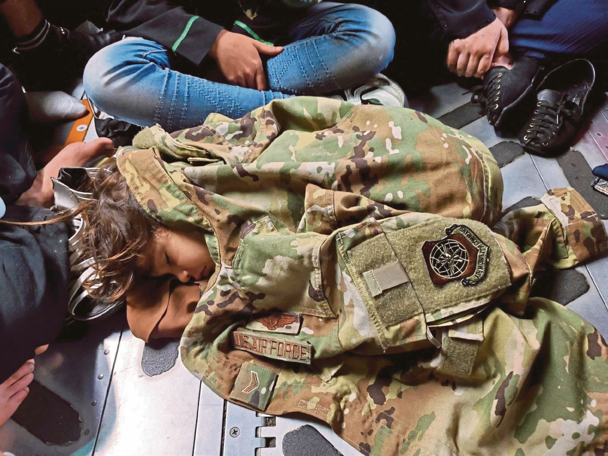 FOTO menunjukkan kanak-kanak Afghanistan tidur dalam pesawat kargo AS ketika proses evakuasi dari Kabul. FOTO AFP s