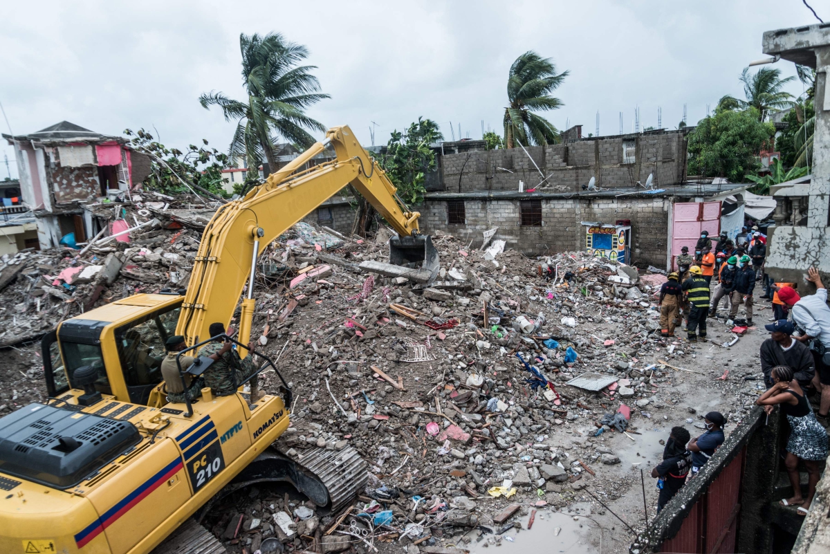 KERJA membersihkan runtuhan bangunan yang musnah akibat gempa bumi itu. FOTO AFP 