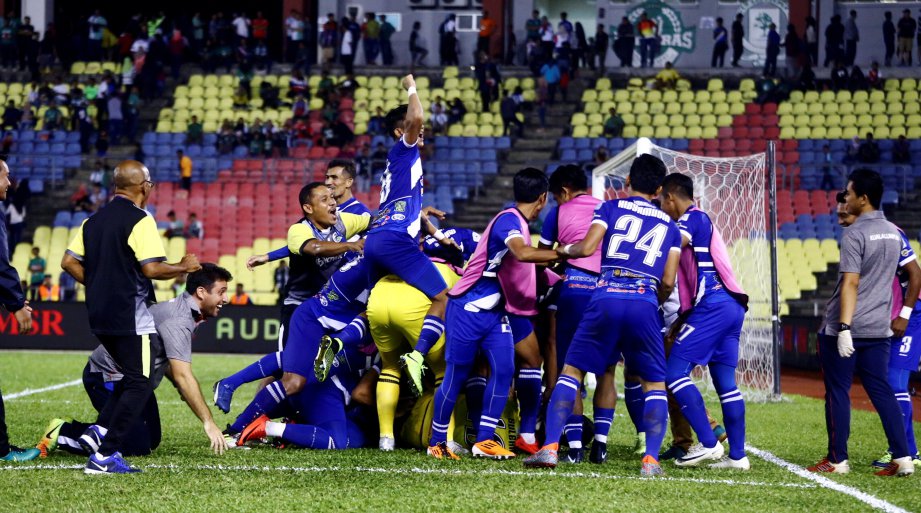 PEMAIN Kuala Lumpur meraikan kemenangan ke atas Melaka United di Stadium Hang Jebat, sebentar tadi. - FOTO MUHAMMAD ZUHAIRI ZUBER
