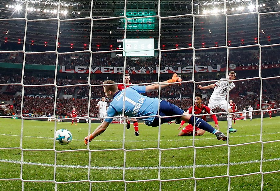 THOMAS Mueller (kanan) berjaya menjaringkan gol ketika menentang Leverkusen, sebentar tadi. - Foto EPA-EFE